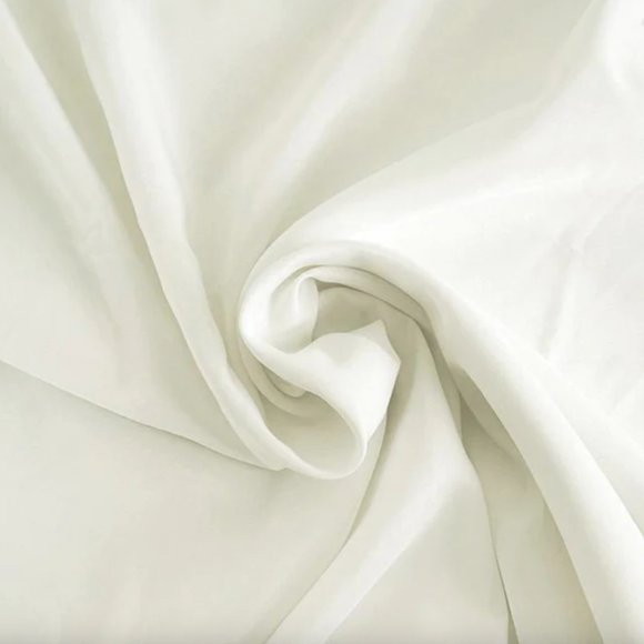 90"x132" Ivory Seamless Polyester Rectangular Tablecloths - Picture 2 of 4